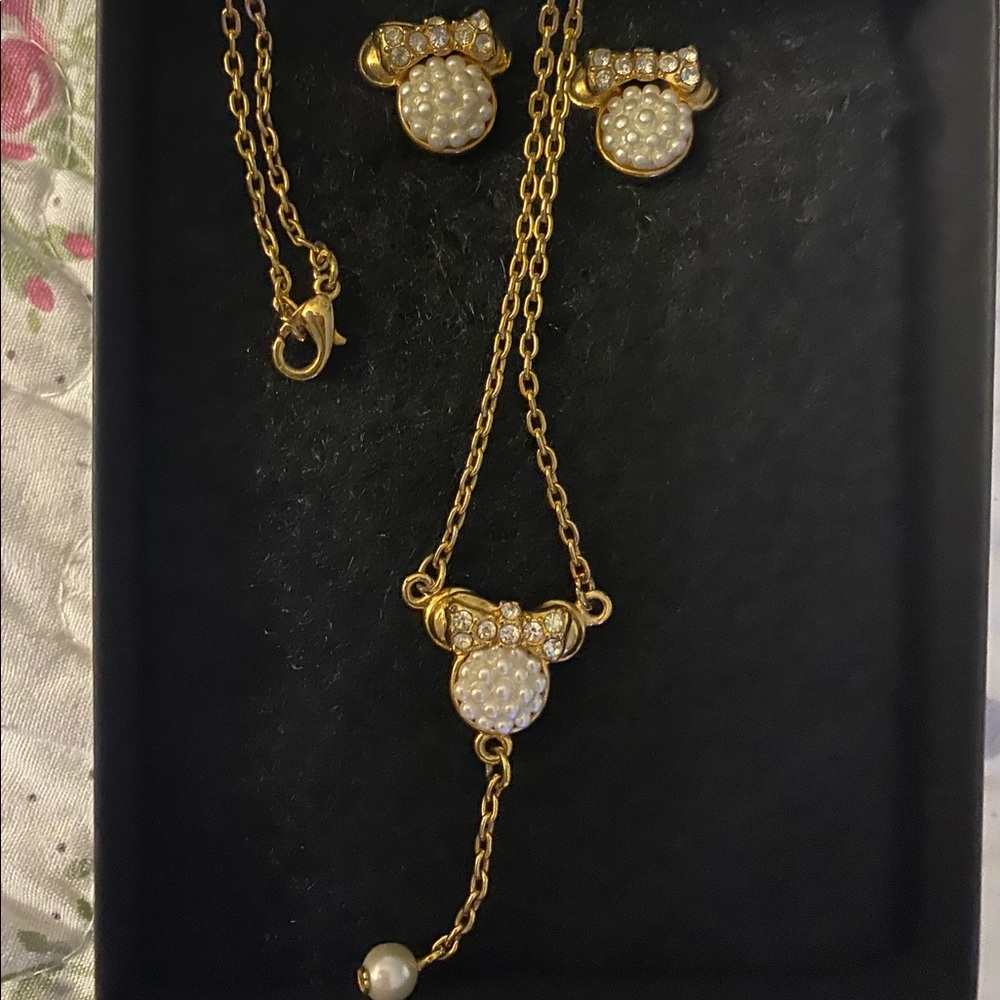Minnie mouse Vintage Necklace & Pearl Earrings From Walt Disney World ✨✨✨